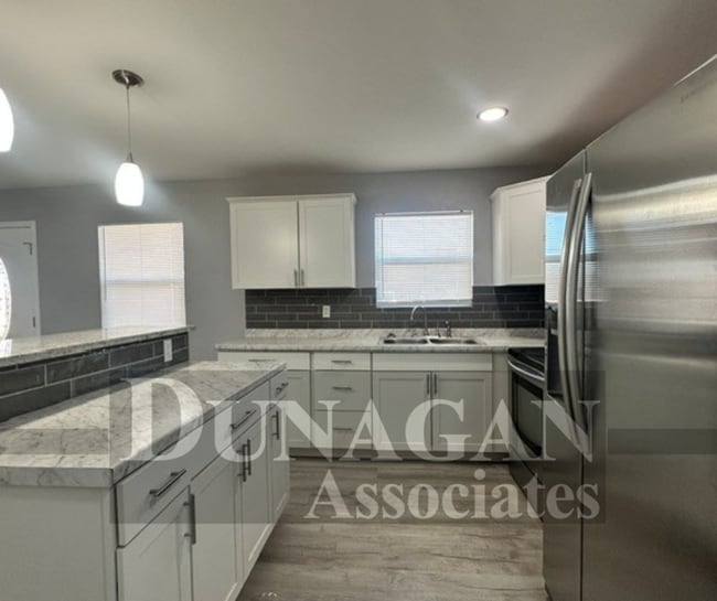 Building Photo - 4 Bedroom - 2 Bath Home Pet Friendly