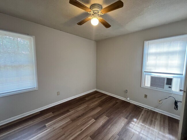 Building Photo - 903 Jamestown Dr