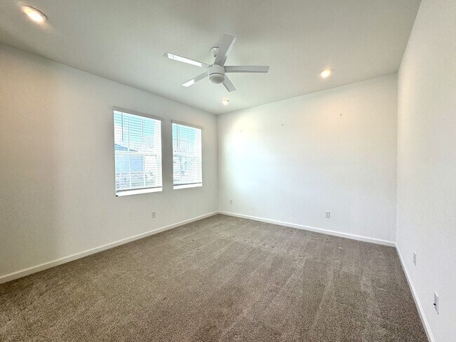 Building Photo - 3 Bedroom 2.5 Bathrooms Townhouse at Spring Isle Palms