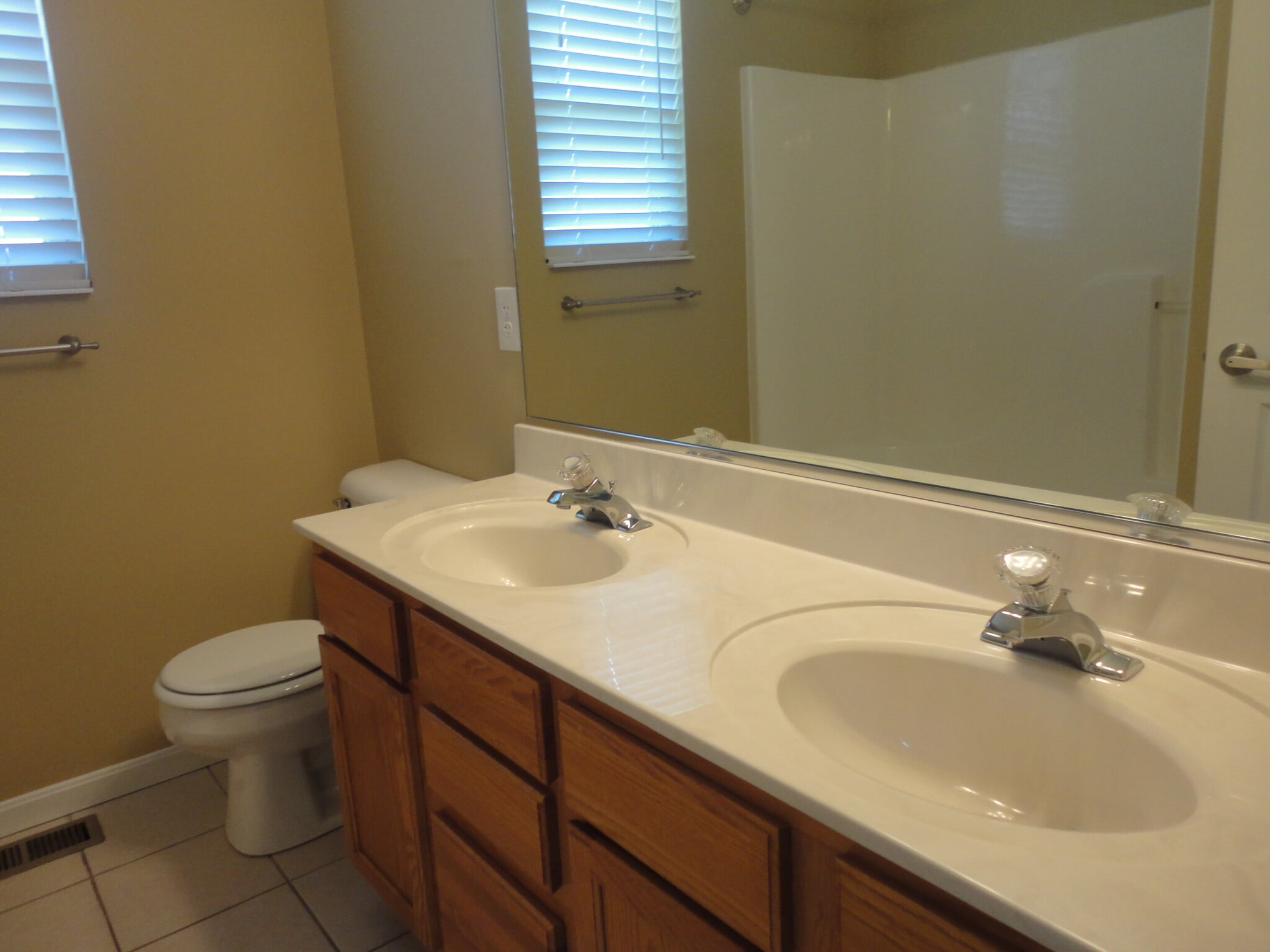 Building Photo - 3358 Village Dr
