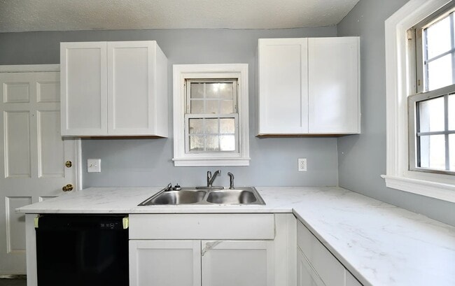 Building Photo - 3910 E 34th St