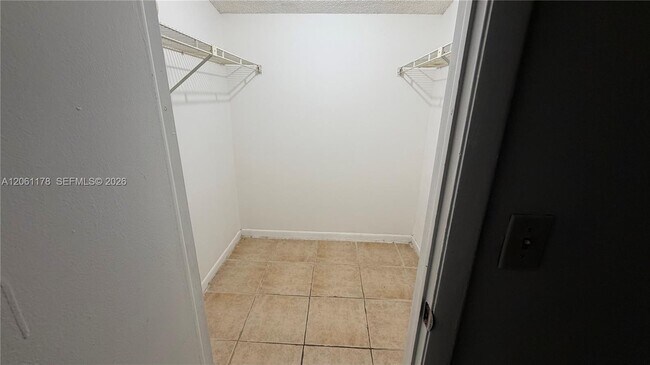 Building Photo - 2550 Riverside Dr