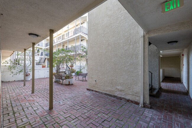 Building Photo - Fully remodeled 2BR/2BA Condo in prime West Hollywood!