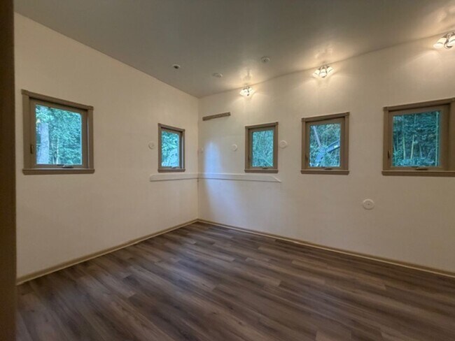 Building Photo - 549 Forest Rd