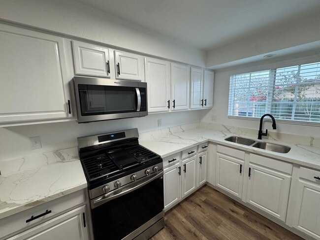 Building Photo - Newly Renovated 3 Bedroom 2 Bathroom Home ...