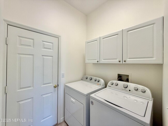 Building Photo - 704 Captains Dr