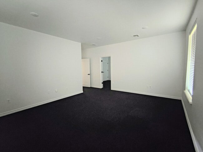 Building Photo - 817 Irish Ln