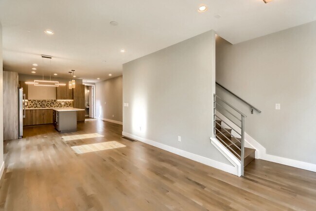 Building Photo - 3 bedroom Townhome + 2 Large Flex Spaces &...