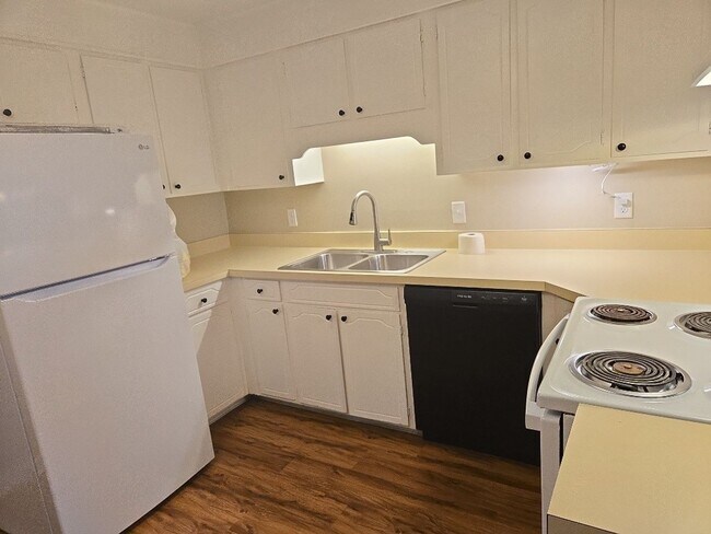 Building Photo - 7183 Holland Ln