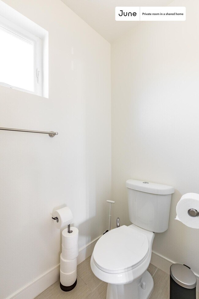 Building Photo - Private bedroom in 3 bed/3.5 bath Home