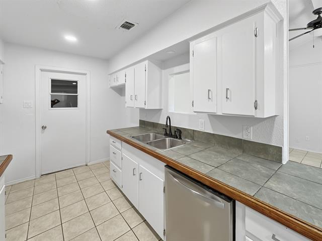 Building Photo - 2120 Vickie Dr