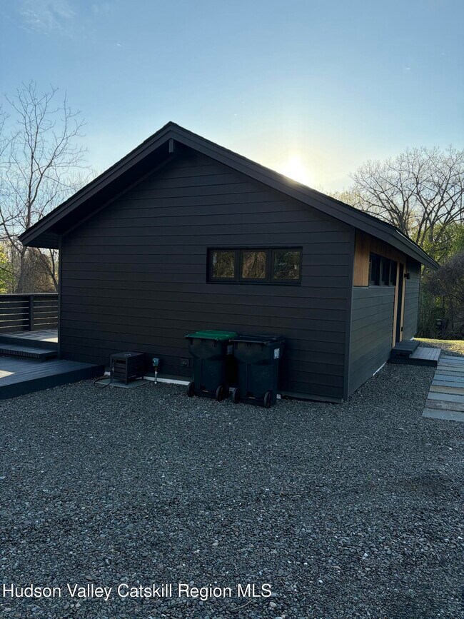 Building Photo - 13 Regal Rd