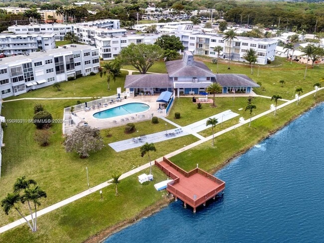 Building Photo - 2300 Park Ln