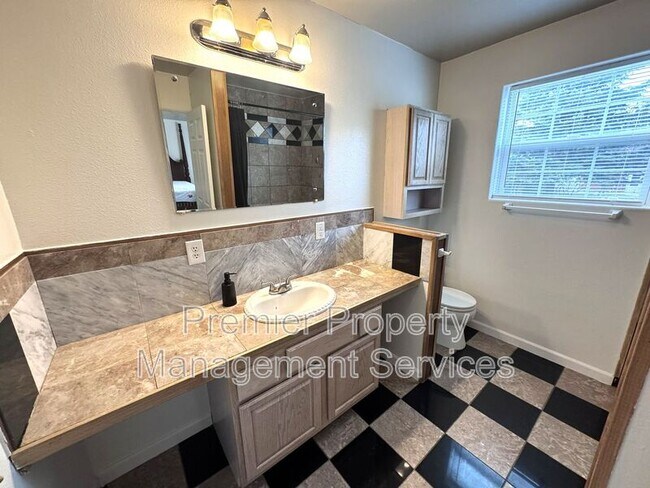 Building Photo - 2005 8th Ave N