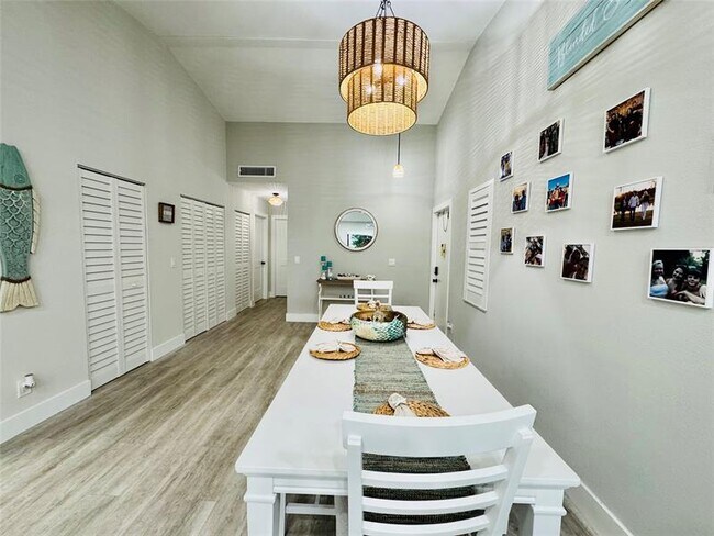 Building Photo - 3216 S Lakeview Cir