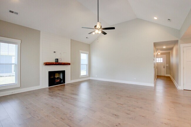 Building Photo - Fresh and Clean 3 bed/2 bath minutes from Exit 8.  Show Stopper!