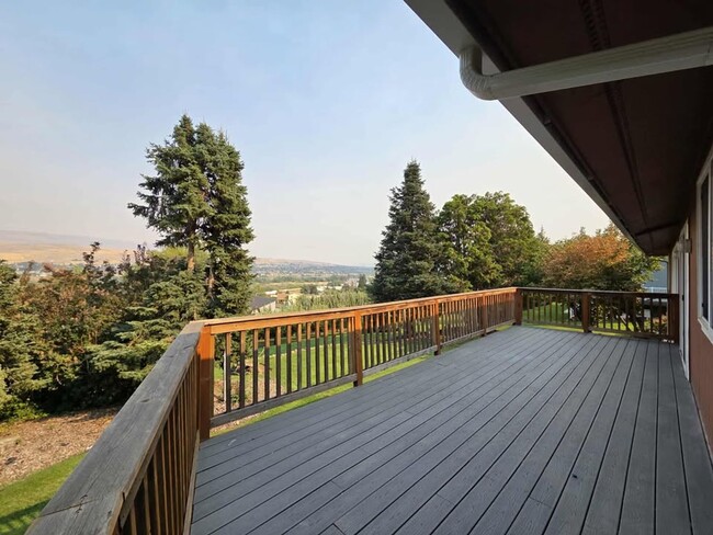 Building Photo - Stunning 4 Bedroom, 3 Bathroom Home, with ...