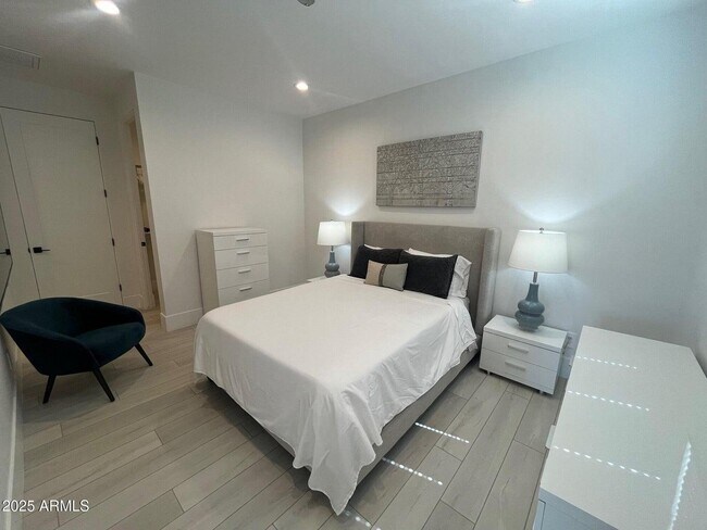 Building Photo - 1611 E Lamar Rd