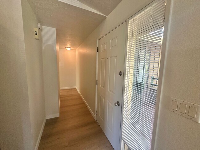 Building Photo - **$500 move in credit. Lake Oswego Refreshed 2nd Story 2 bed/1 bath Condo- W/S/G Included