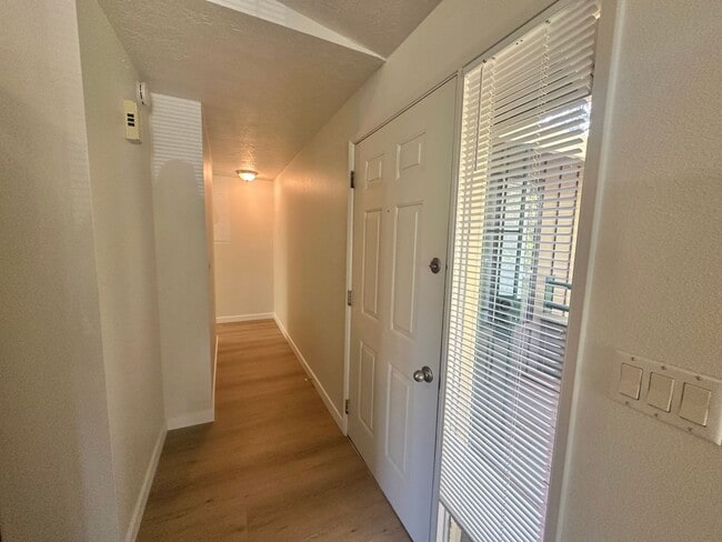 Building Photo - Lake Oswego Refreshed 2nd Story 2 bed/1 bath Condo- W/S/G Included