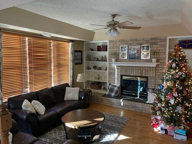 Building Photo - District 12 Schools 5 bedrooms home!