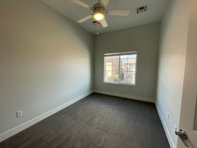 Building Photo - Beautiful Townhome in Providence Gated Com...