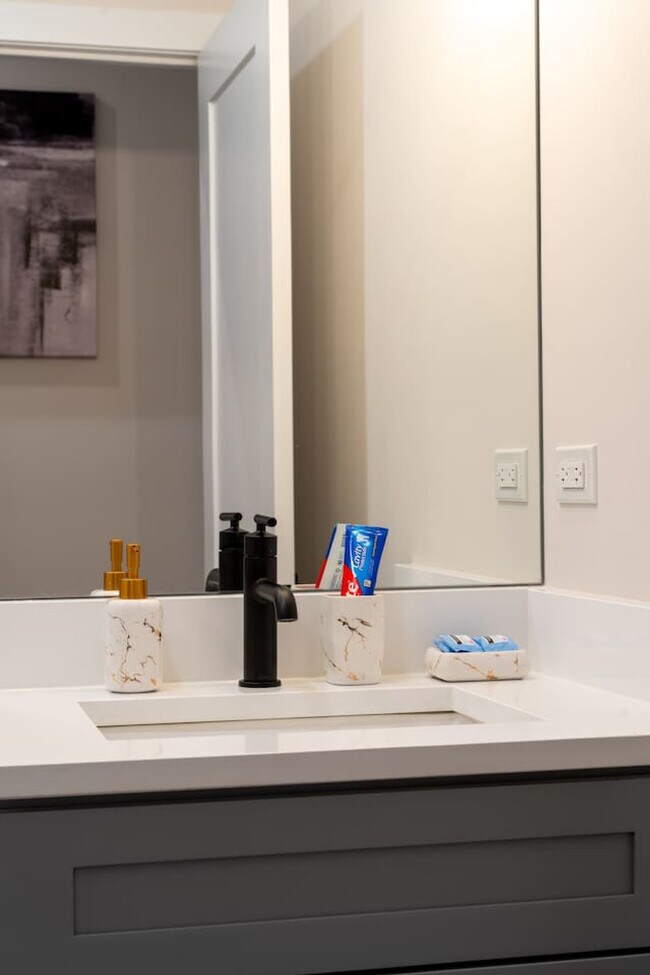 Building Photo - 3723 S Giles Ave