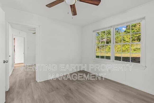 Building Photo - 2537 3rd St NE