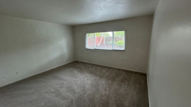 Building Photo - Charming 3-Bed, 2-Bath Home with Spacious ...