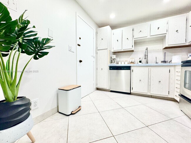 Building Photo - 3800 S Ocean Dr