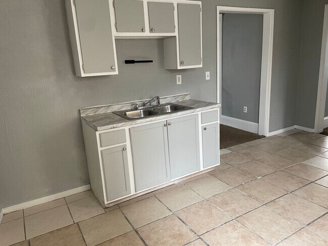 Building Photo - 4 BED 1 BATH SINGLE FAMILY HOME IN CLEVELAND!