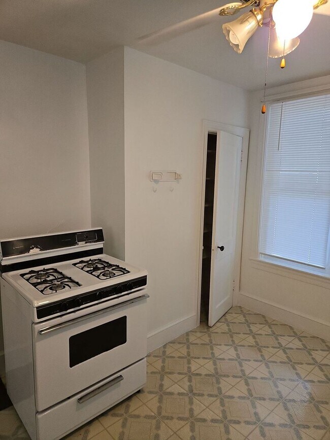 Building Photo - 552 E King St