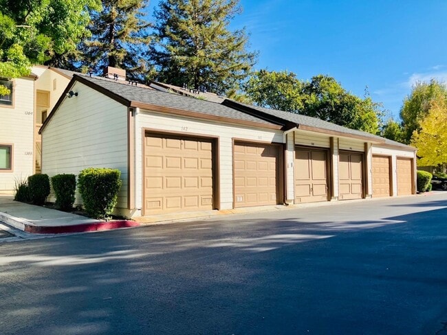 Building Photo - 1391 Meadow Ridge Cir