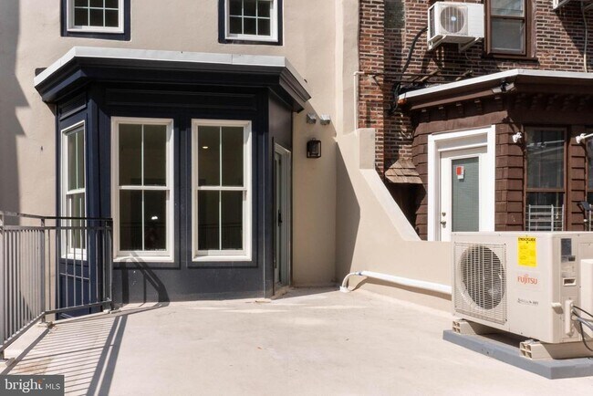 Building Photo - 327 S 16th St