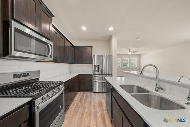 Building Photo - 145 Goldfinch Dr