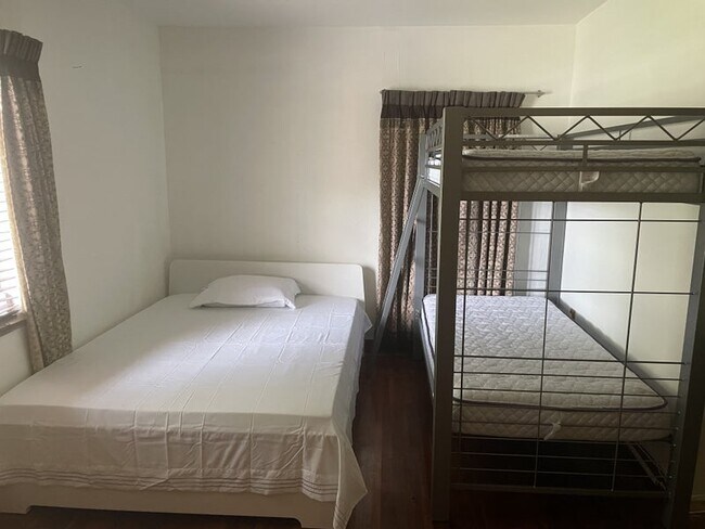 Building Photo - 600 Minola Dr