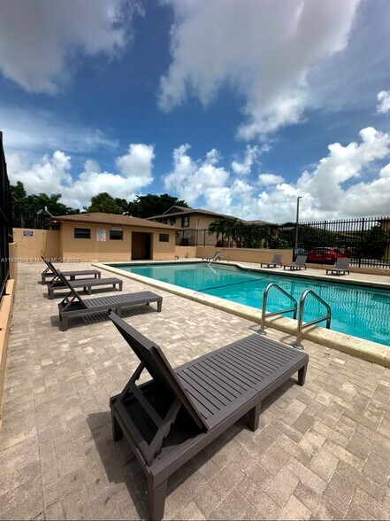 Building Photo - 6866 NW 173rd Dr