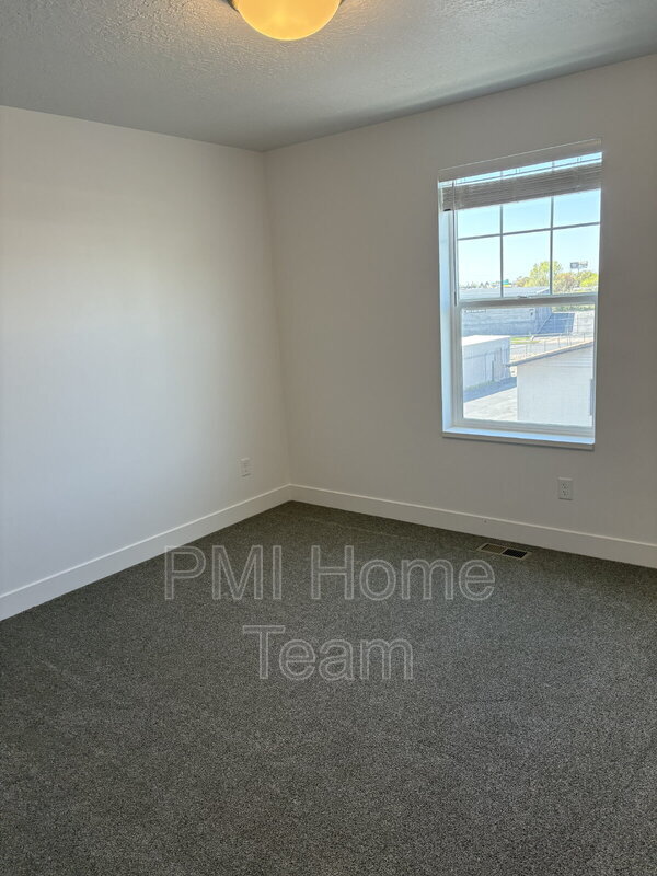 Building Photo - 614 W Cozy Ln