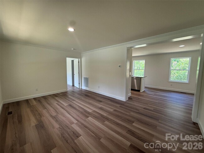 Building Photo - 204 Oscelake Way