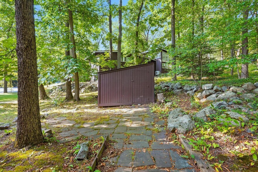 Building Photo - 30 Peacock Farm Rd
