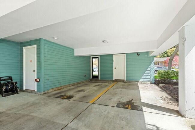 Building Photo - Beautifully Remodeled Top Floor Alki Condo with Views!