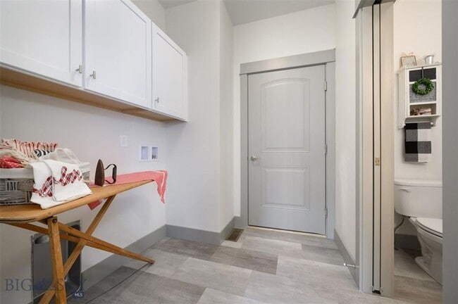 Building Photo - Gorgeous Townhouse - 3 Bedrooms and 2 1/2 ...