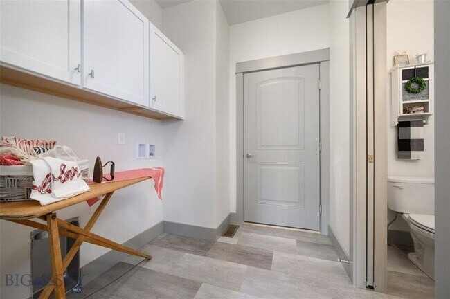 Building Photo - Gorgeous Townhouse - 3 Bedrooms and 2 1/2 Bathrooms