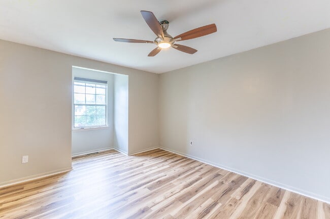 Building Photo - Spacious & Stylish 3-Bedroom Townhome in S...
