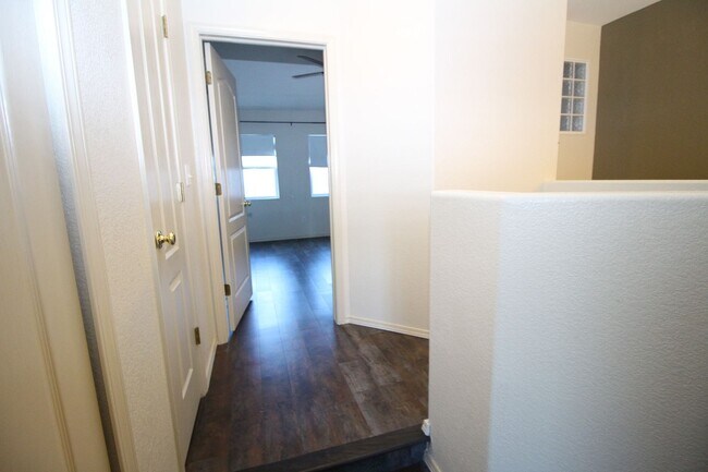 Building Photo - Beautiful 2bdrm 3 bath 2 car garage townhome