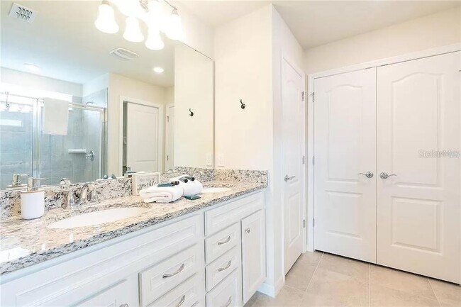 Building Photo - 7243 Oak Hammock Dr