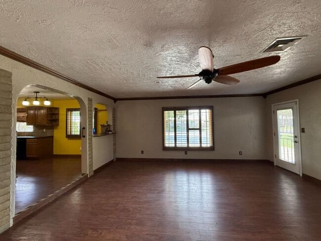 Building Photo - Updated Pool Home in Engler Estates