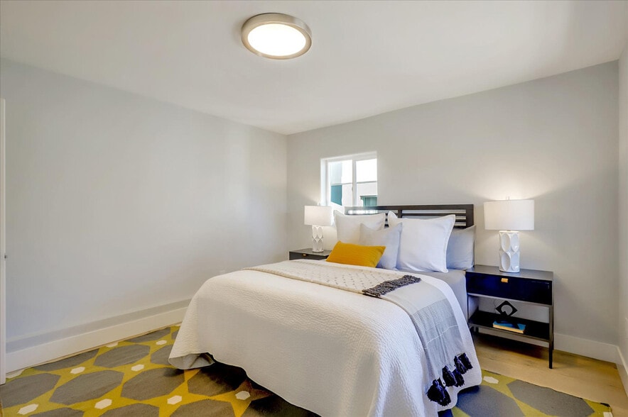 Building Photo - 914 Everett Ave