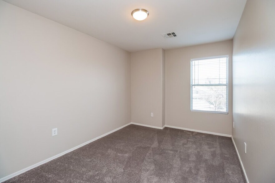 Building Photo - 1306 S 119th Dr