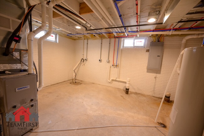 Building Photo - 2022 Terry Ln